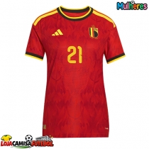 Camisa de Futebol Bélgica Timothy Castagne #21 Equipamento Principal Mulheres Mundo 2026 Manga Curta
